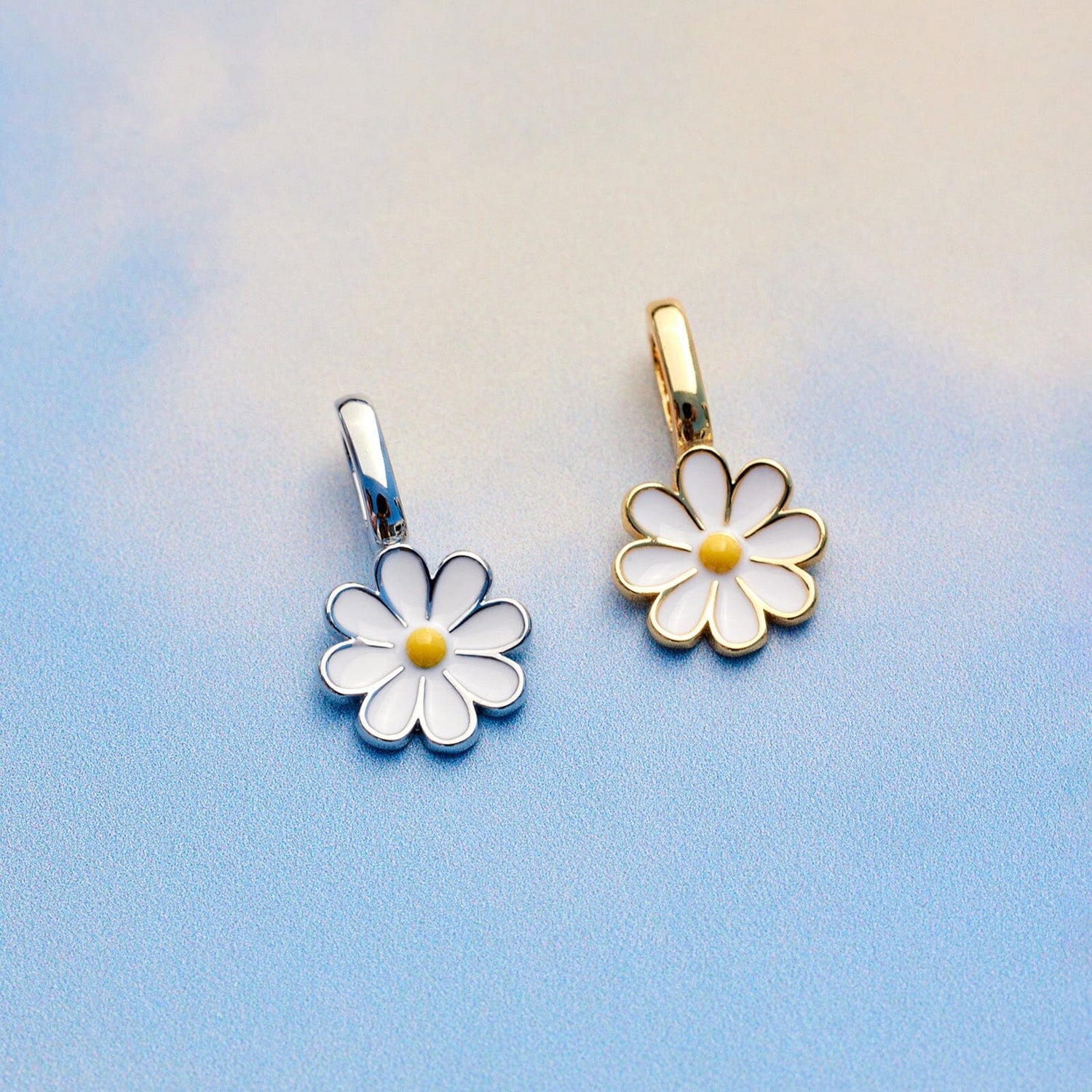 Pura Vida Harper Daisy Charm