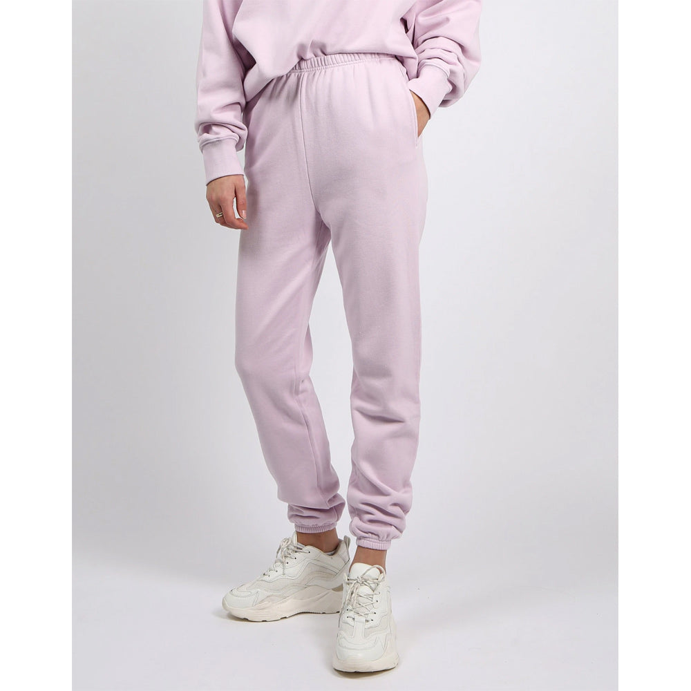 Jogger de tiro alto de la mejor amiga morena