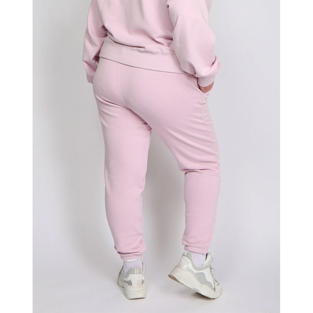 Jogger de tiro alto de la mejor amiga morena