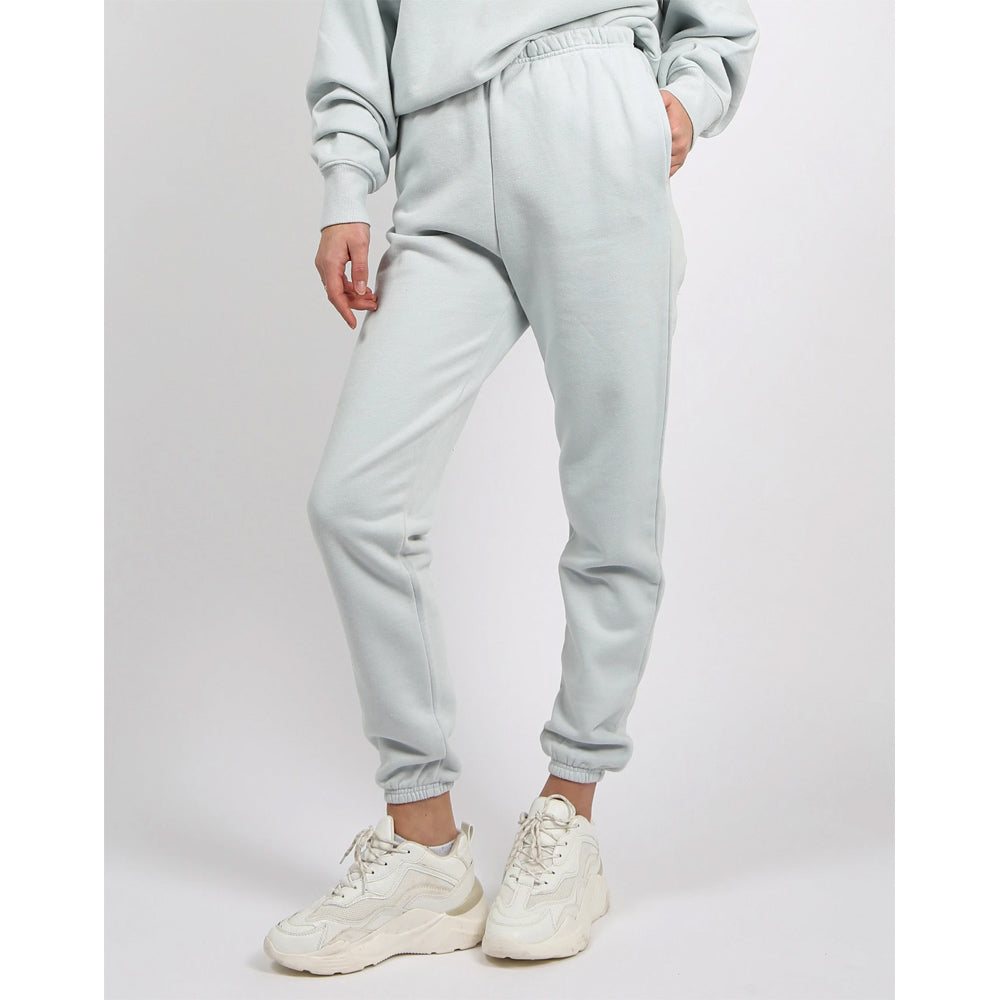 Jogger de tiro alto de la mejor amiga morena